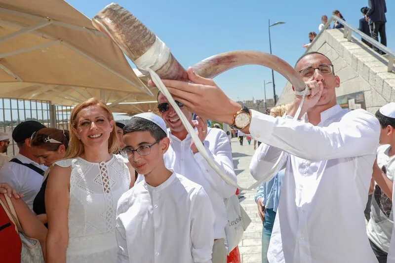 photo bar mitzvah at the western wall in israel