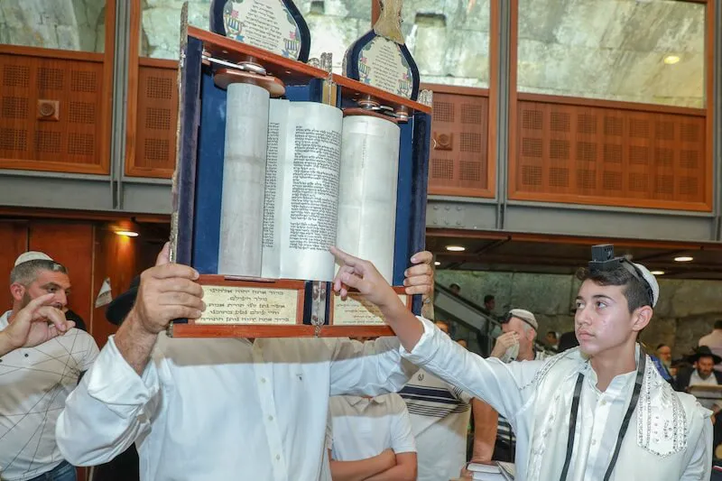 photo bar mitzvah at the western wall in israel