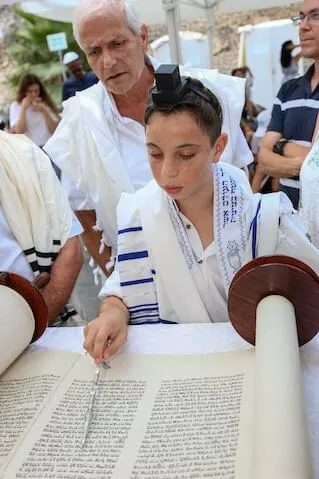 photo bar mitzvah at the kotel