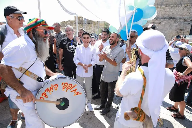 photo bar mitzvah ceremony at the kotel